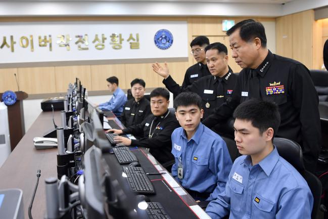 심승섭(뒷줄 맨 오른쪽) 해군참모총장이 12일 충남 계룡대 해군사이버작전센터 사이버작전상황실에서 사이버 보안태세를 점검하고 있다. 
 사진 제공=김상근 상사