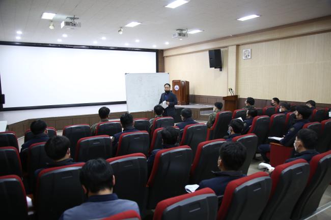 육군1군수지원사령부 박병성 군무주무관이 부대 간부 및 군무원들을 대상으로 린 6시그마 인증평가 컨설팅 교육을 하고 있다.  부대 제공