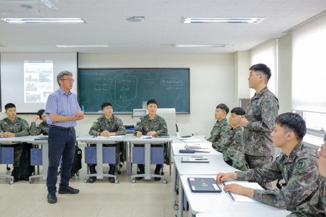 영국 샌드허스트 육군사관학교의 로니 매코트 교관이 리더십 개발 프로그램을 진행하는 가운데 육군사관학교 김진혁 생도(3학년)가 영국군의 리더십 사례와 교훈에 대한 의견을 발표하고 있다.    사진 제공=김희찬 상병 