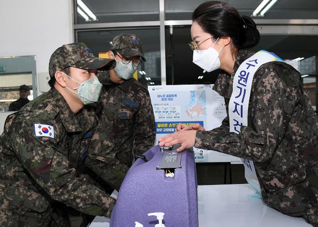 공군10전투비행단 항공의무대대가 지난 11일과 12일 ‘올바른 손 씻기’ 캠페인을 진행한 가운데 장병들이 뷰박스를 이용해 잔여 형광물질을 확인하고 있다.  사진 제공=오규민 원사 