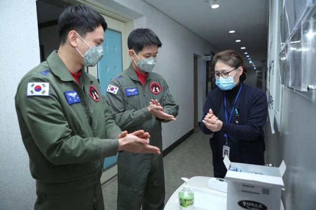 공군19전투비행단 소속 전투조종사가 의무요원으로부터 올바른 손 씻기 방법을 교육받고 있다.  사진 제공=한범희 상사