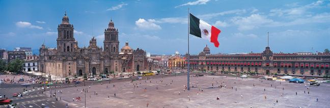 멕시코시티 중심 소칼로 광장에 있는 멕시코 국립궁전(오른쪽)과 메트로폴리탄 대성당.  사진=www.britannica.com