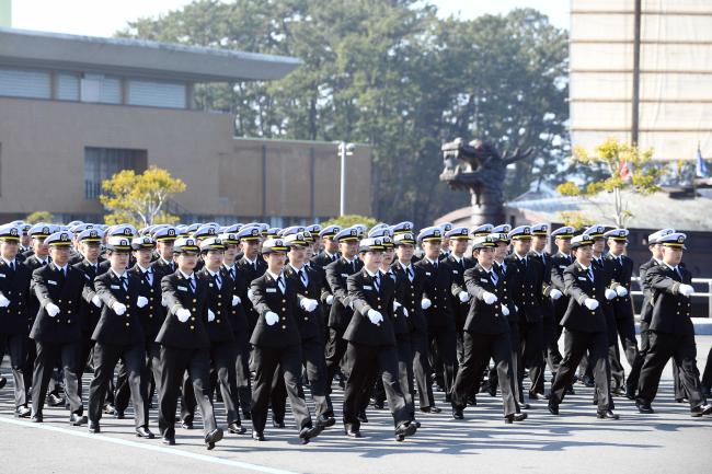 지난 14일 해군사관학교 연병장에서 열린 제78기 해군사관생도 입학식에서 167명의 신입 사관생도들이 입장하고 있다.  부대 제공 