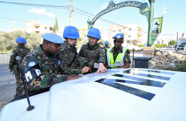 연합임시검문소 작전  
레바논군 및 타국 군과 연합해 도로 통제와 검문을 하는 연합임시검문소 작전에 투입된 동명부대원들이 주요 거점 도로를 점령한 뒤 탄자니아 헌병과 협조회의를 하고 있다. 