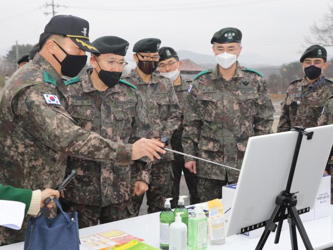 고창준(왼쪽 둘째) 육군37사단장이 지난 13일 열린 ‘예비군훈련 행동화 시범식 교육’에서 코로나19 확산 방지를 위한 ‘강화된 입소 절차’에 대해 설명을 듣고 있다.  부대 제공