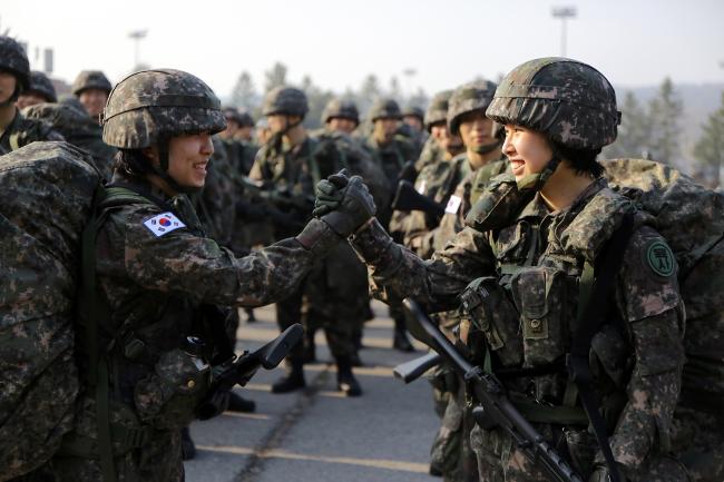 5주간의 화랑기초훈련을 받고 있는 육군사관학교 80기 예비생도들이 지난 14일 20㎞ 완전군장 행군을 마치고 복귀한 뒤 손을 맞잡으며 서로를 격려하고 있다. 사진 제공=김희찬 상병 