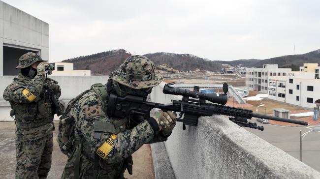 육군특수전사령부 독수리부대 예하 신속대응부대 장병들이 17일 경기도 파주시 도시지역작전훈련장에서 실시된 국지도발대비작전 야외기동훈련에서 변전소 건물 내 폭발 상황에 투입되어 대테러 수색작전을 지원하고 있다. 