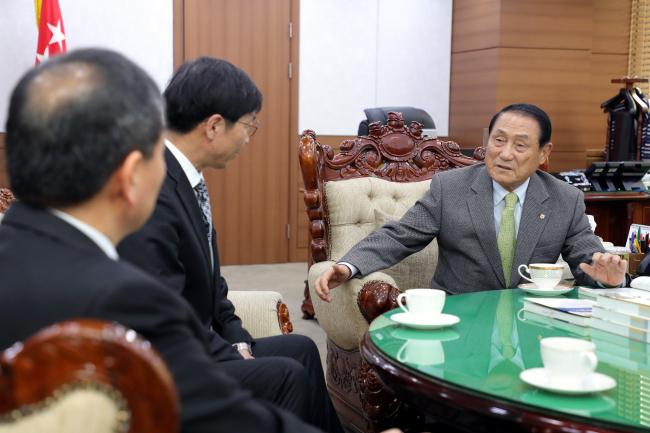 국방홍보원장, 향군·성우회 방문  박창식 국방홍보원장이 17일 취임 인사차 성우회와 재향군인회를 잇따라 찾아 김진호 향군회장, 이종옥 성우회장과 만나 의견을 청취했다. 김진호 회장은 “외국을 다니며 우리나라의 국가정책을 이해시키고 교민들이 조국애를 갖도록 노력하고 한미동맹을 위해서도 힘쓰고 있다”며 “이 같은 노력에 국방홍보원의 많은 협력을 바란다”고 말했다                                                                                       (왼쪽 사진).이종옥 회장은 “안보에는 물질전력과 정신전력 두 가지가 있는데 베트남전에서 보니 확실히 정신전력이 중요했다”며 “국방홍보원이 정신전력 강화에 기여해달라”고 당부했다.                                                                                                                                                                                                                                                                                                                                                                                                                                                           조종원 기자 