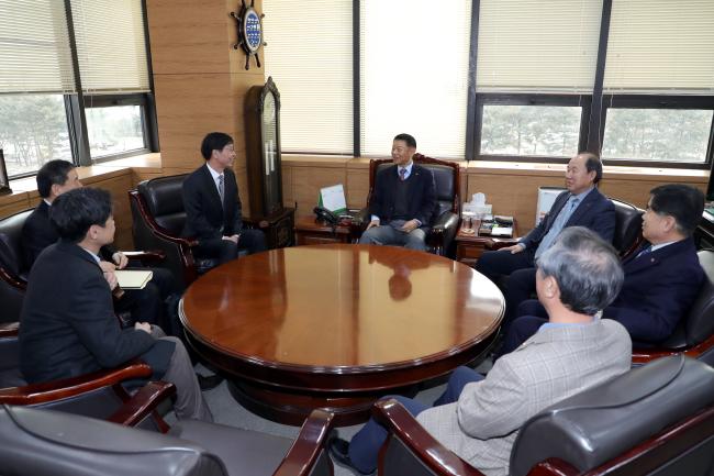 박창식 국방홍보원장이 17일 취임 인사차 성우회와 재향군인회를 잇따라 찾아 김진호 향군회장, 이종옥 성우회장과 만나 의견을 청취했다. 김진호 회장은 “외국을 다니며 우리나라의 국가정책을 이해시키고 교민들이 조국애를 갖도록 노력하고 한미동맹을 위해서도 힘쓰고 있다”며 “이 같은 노력에 국방홍보원의 많은 협력을 바란다”고 말했다                                                                                       (왼쪽 사진).이종옥 회장은 “안보에는 물질전력과 정신전력 두 가지가 있는데 베트남전에서 보니 확실히 정신전력이 중요했다”며 “국방홍보원이 정신전력 강화에 기여해달라”고 당부했다.                                                                                                                                                                                                                                                                                                                                                                                                                                                           조종원 기자 