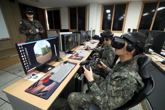 공군교육사령부 교육자원정보실 실습실에서 장병들이 가상현실(VR) 장비를 활용해 정밀접근 레이더 활주로 변경절차 실습을 하고 있다.      이경원 기자