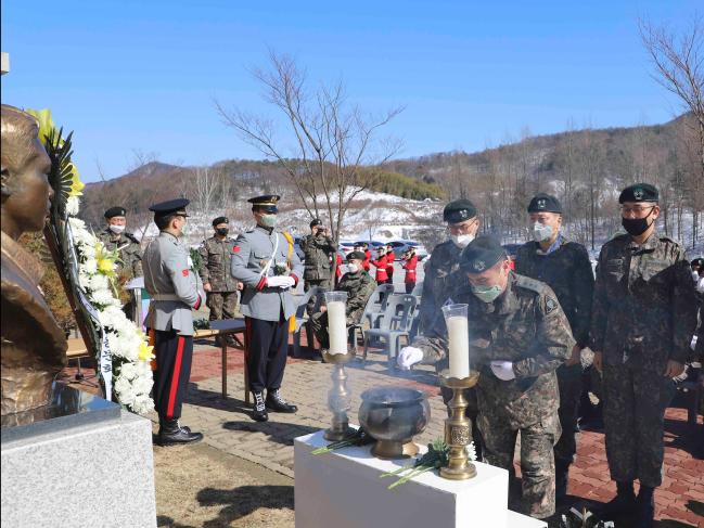 18일 육군35사단 신병교육대대 김범수관에서 엄수된 고 김범수 대위(추서계급) 16주기 추모식에서 사단 참모부 간부들이 고인을 기리며 분향하고 있다.  부대 제공