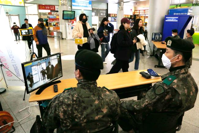 육군31사단 소속 예비군지휘관과 상근예비역이 광주종합버스터미널에서 열화상 카메라를 통해 이용객들의 체온을 측정하고 있다. 부대 제공