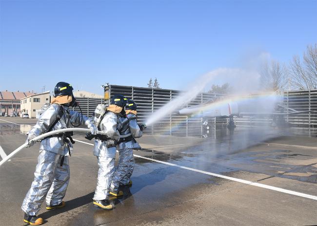 18일 공군10전투비행단 소방구조중대 요원들이 항공기 사고구조훈련을 실시하며 화재를 진압하고 있다.
 사진 제공=안건우 상병