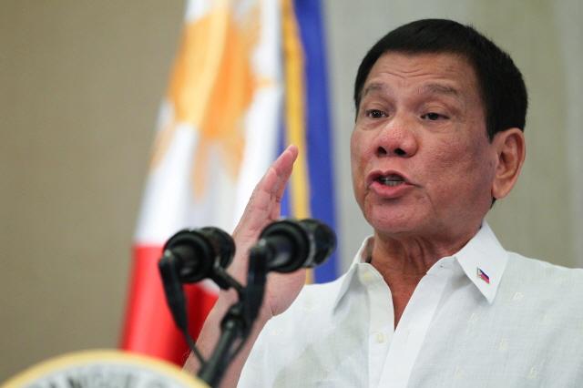 Philippines' Duterte moves to terminate defense pact with US.
출처: WIKIMEDIA COMMONS / 저자: PCOO EDP
*https://commons.wikimedia.org/wiki/File:Rodrigo_Duterte_delivers_his_message_to_the_Filipino_community_in_Vietnam_during_a_meeting_held_at_the_Intercontinental_Hotel_on_September_28.jpg