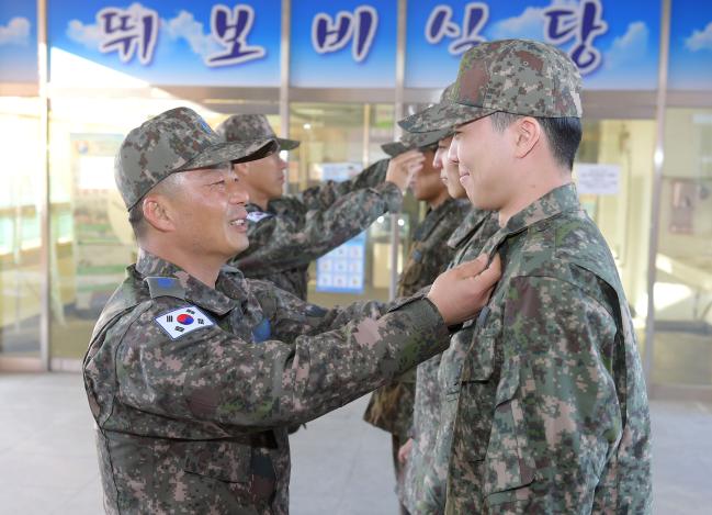 공군15특수임무비행단이 오는 28일까지 ‘군인다운 멋’과 ‘솔선수범’ 강조 기간을 운영 중인 가운데 주임원사들이 병사들의 복장을 점검하고 있다.  
 사진 제공=김샛별 중사