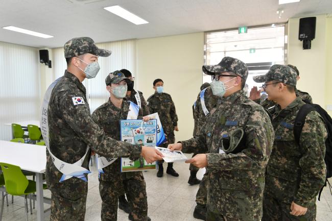 지난 17일 시작해 오는 28일까지 계속되는 공군1방공유도탄여단 군 기강 확립 캠페인에서 부대 병사자율위원회 소속 병사들이 교육자료를 나눠주며 홍보하고 있다.  부대 제공