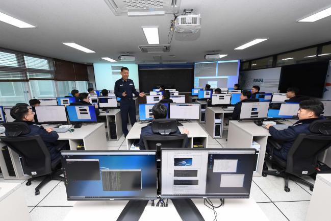 공군사관학교가 최근 구축 완료한 사이버작전 실습교육장에서 사관생도들이 ‘사이버전’ 교육을 받고 있다.  부대 제공