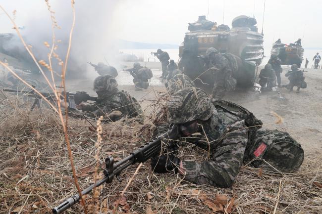 19일 인천시 강화군 하일리 해상훈련장에서 해병대2사단 한국형상륙돌격장갑차(KAAV) 육·해상 기동훈련이 진행됐다. 사진은 가상의 적진에 상륙한 장병들이 목표 지점을 탈취한 뒤 주변을 경계하는 모습.사진=한재호 기자