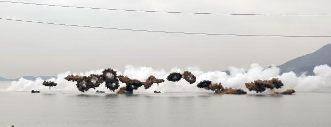 해상돌격부대 1파가 석모수로 해상에서 연막탄을 터뜨리고 발연하며 본격적인 상륙을 준비하고 있다. 사진=한재호 기자