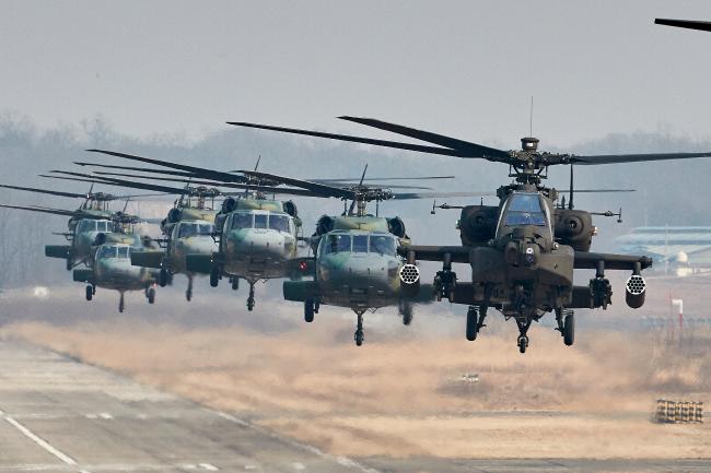 20일 육군항공작전사령부 2항공여단과 7군단 2강습대대가 경기도 이천과 강원도 홍천 일대에서 실시한 대규모 공중강습작전 훈련에서 AH-64E 아파치 가디언(선두) 공격헬기와 UH-60 블랙호크 헬기가 비행하고 있다.     조종원 기자