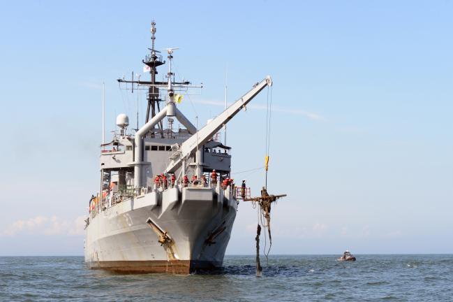 해군 퇴역함정 평택함(ATS-27)이 경기도 평택에서 해양안전체험관으로서 새로운 임무를 수행한다. 사진은 퇴역 전 평택함이 연평도 해역에서 페그물을 수거하는 모습.  해군 제공. 
