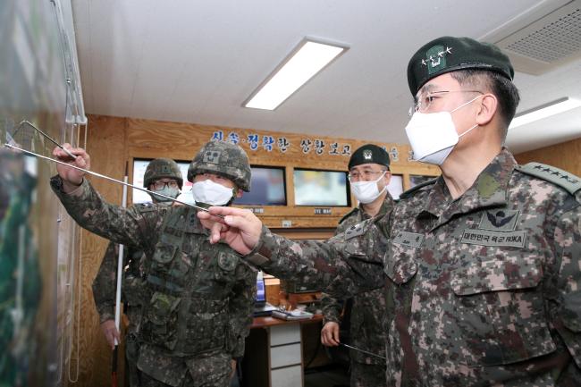 20일 육군39사단 임촌 소초를 찾은 서욱(맨 오른쪽) 육군참모총장이 해안경계작전과 대비태세 현황을 보고받으며 빈틈없는 대비태세 유지를 강조하고 있다.  육군 제공 