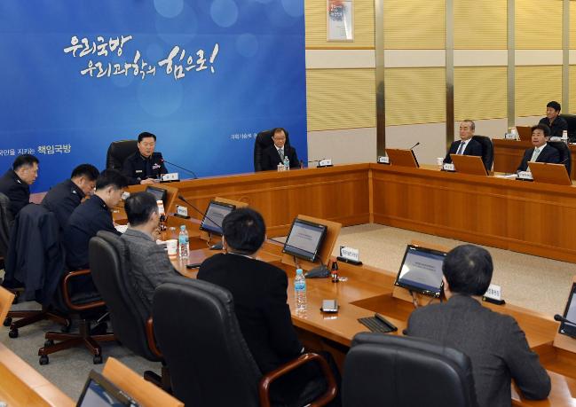 원인철 공군참모총장이 20일 국방과학연구소(ADD)를 방문해 남세규 국방과학연구소장과 공군-국방과학연구소 간 업무협력 방안을 논의하고 있다.  공군 제공