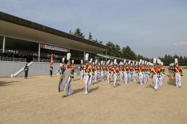 지난 21일 육군3사관학교 충성연병장에서 열린 제57기 사관생도 입학식에서 신입생도들이 늠름하고 패기 있는 모습으로 분열하고 있다.  부대 제공