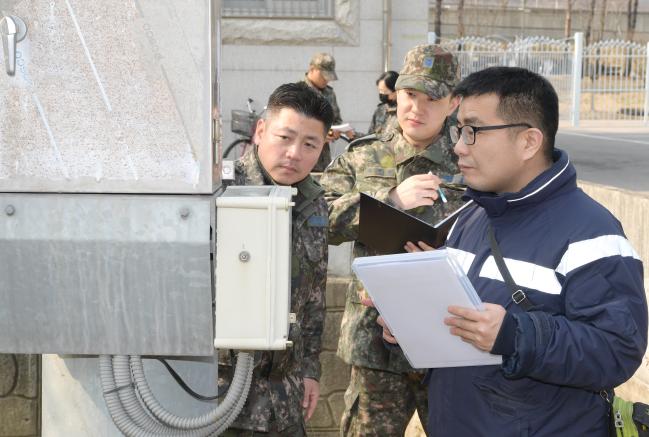 공군15특수임무비행단이 지난 17일부터 다음 달 13일까지 해빙기 시설물 안전점검을 진행 중인 가운데 안전점검팀이 기지 내 전기 분전함을 점검하고 있다.  사진 제공=김샛별 중사