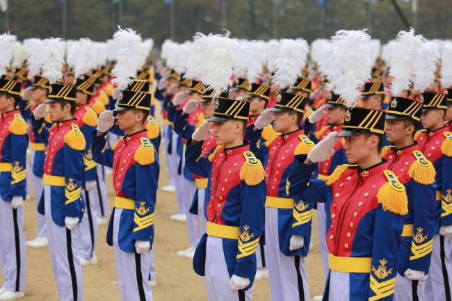 지난 21일 육군사관학교 화랑연병장에서 열린 제80기 사관생도 입학식에서 신입 생도들이 거수경례를 하고 있다. 육사 80기 생도들은 역대 가장 높은 44.4대1의 경쟁률을 뚫고 선발됐다. 
 사진 제공=김희찬 상병