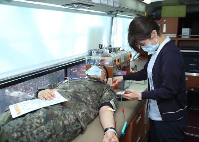 공군19전투비행단이 지난 17일부터 21일까지 사랑의 헌혈 운동을 진행한 가운데 헌혈 운동에 동참한 장병이 헌혈하고 있다.  사진 제공=김현우 일병