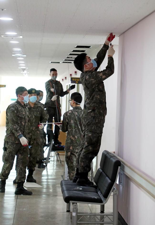 국군지휘통신사령부 예하 정보통신대대 장병들이 음압병실의 원활한 운용을 위해 통신설비를 가설하고 있다. 음압병실은 내부 기압을 인위적으로 떨어뜨린 격리 병실로 병균과 바이러스가 밖으로 퍼져 나가는 것을 방지할 수 있다.    이경원 기자