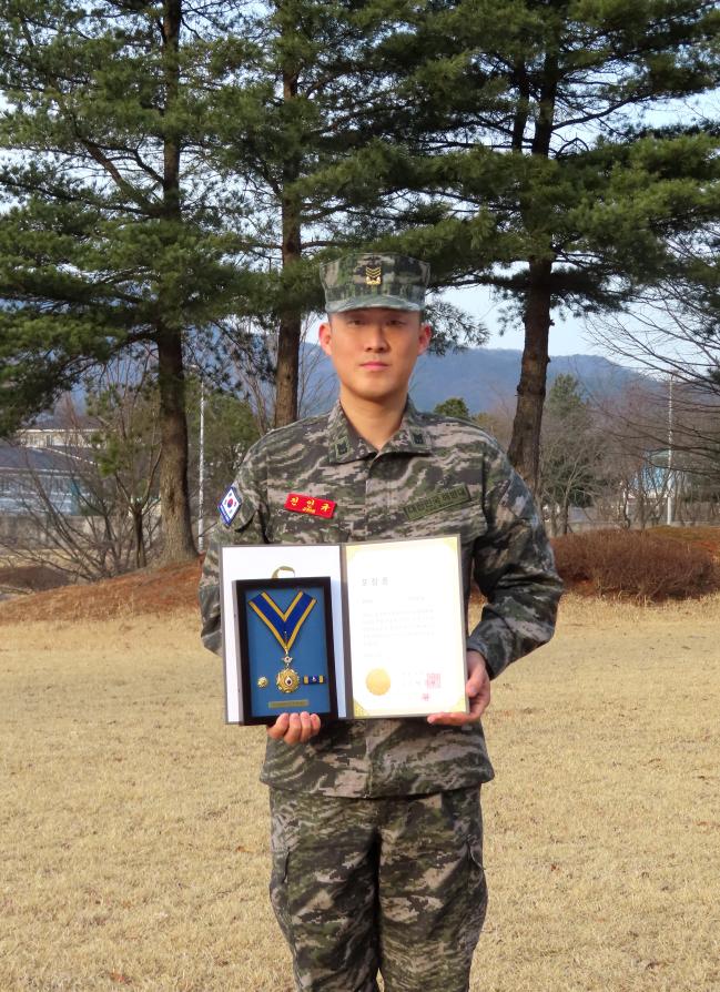 최근 한국백혈병어린이재단에 헌혈증을 기부한 군사안보지원사령부 전인규 해병 상사. 부대 제공 