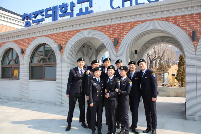 청주대 137학군단 3·4학년 학군사관후보생들이 학교 정문 앞에 모여 포즈를 취하고 있다.