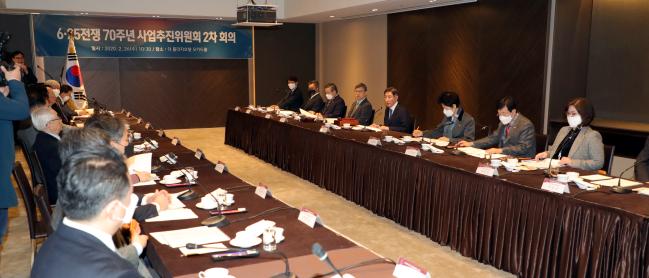 6·25전쟁 70주년 사업추진위원회 2차 회의 26일 서울 중구 더플라자호텔에서 열린 6·25전쟁 70주년 사업추진위원회 2차 회의에서 김은기(오른쪽 앞에서 넷째) 민간위원장이 모두발언을 하고 있다. 지난달 31일 발족한 위원회는 6·25전쟁 70주년 사업 관련 정책을 심의·의결하는 국무총리 소속 회의체다. 정세균 국무총리와 김은기 전 공군참모총장을 공동위원장으로 하는 위원회는 정부 위원 14명, 참전용사 및 사회 각계를 대표하는 민간 위원 15명 등 총 31명으로 구성됐다. 조종원 기자