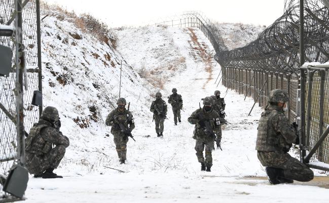 전국적으로 많은 눈이 내렸던 서부전선 비무장지대(DMZ)에서 육군25사단 수색대대 대원들이 DMZ 내부 수색작전을 마친 뒤 남방한계선 철책 통문을 향해 걸어오고 있다. 제설작전을 할 수 없는 DMZ 내부의 눈밭을 헤치기 위해 대원들의 발에는 아이젠이 채워져 있다. 