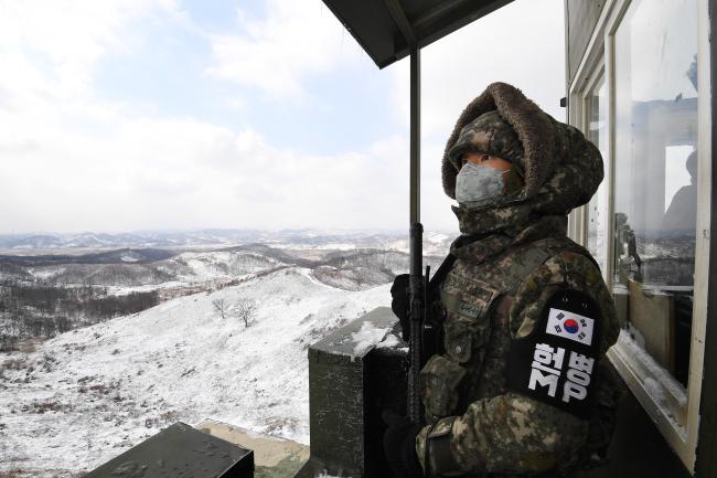 남방한계선 철책선 상의 한 고가초소에서 상승대대 GOP 장병이 방한복을 착용하고 경계 근무를 서고 있다. 