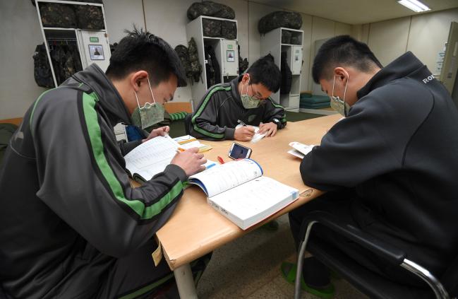 일과를 마친 GOP 장병들이 소초 병영생활관에서 휴대전화를 활용해 인터넷 영상 강의를 듣는 등 자기계발을 하고 있다.