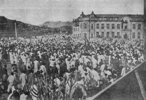 1919년 3월 서울 시내에서 일어난 시위에서 수많은 사람이 만세를 외치고 있다.