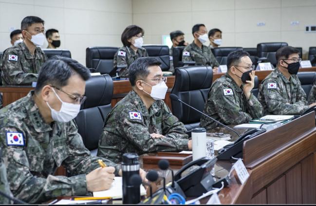 27일 서욱(왼쪽 둘째) 육군참모총장이 2작전사령부 예하부대 지휘관들과 화상으로 코로나19 지원대책회의를 하고 있다. 서 총장은 이 자리에서 코로나19 군내 확산 차단과 범정부적 지원에 혼신의 노력을 다하고 있는 장병들을 격려하고, 관련 대책을 논의했다. 육군 제공