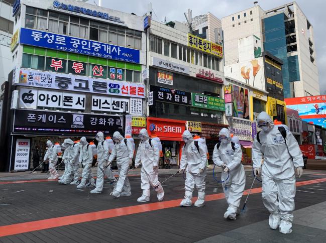 27일 대구광역시 대명로·동성로 일대에서 육군50사단 장병들이 건물 및 도로 방역과 소독 작전을 펼치고 있다. 이날 사단은 2.5톤 화생방제독차 1대와 장병 40여 명을 대구 주요 지역에 투입해 코로나19 확산 방지에 힘을 보탰다.    부대 제공