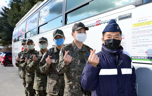 공군8전투비행단이 27일과 28일 이틀간 사랑의 헌혈 운동을 진행 중인 가운데 헌혈 참여 장병들이 기념사진을 찍고 있다.  사진 제공=전미화 중사