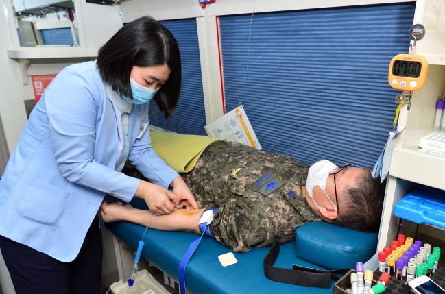 공군8전투비행단이 27일과 28일 이틀간 사랑의 헌혈 운동을 진행 중인 가운데 김영채(준장) 단장이 헌혈에 참여하고 있는 모습.  사진 제공=전미화 중사