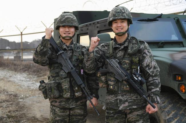 공장에 들어가 초기진화를 한 중대장 강재혁(오른쪽) 대위와 소방차를 안내하고 화재 진압을 도운 운전병 김동준 상병.   부대 제공