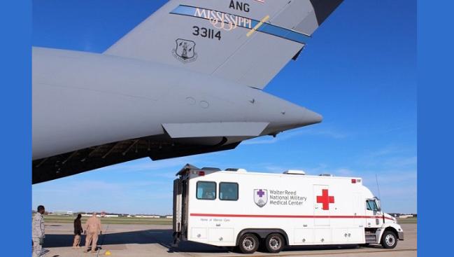 환자격리수송체계를 갖춘 C-17 수송기를 이용해 환자를 후송하는 모습.  미 국방부 제공