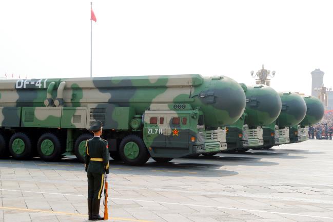 2019년 10월 1일 중국 건국 70주년 기념 열병식에서 최초로 선보인 둥펑(DF)-41 대륙간탄도탄(ICBM). 전장 16.5m, 직경 2.8m, 사거리 1만5000㎞로 현존하는 세계 최장거리 미사일이다.  연합뉴스
