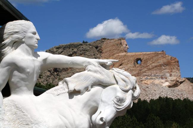 조각가 코작 지올코브스키가 직접 만든 크레이지 호스 기념물의 1/34 크기의 모형(왼편)과 현재 만들어지고 있는 기념물 전경(오른편).  사진=muskratmagazine.com