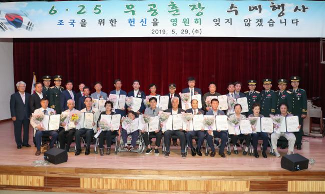 “한 분이라도… 하루라도… 더 빨리, 숨은 영웅 찾는다” - 뉴스 썸네일 이미지