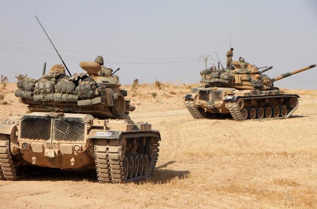 미국산 탱크를 앞세우고 시리아 북부에 진입한 터키군. 시리아 내 쿠르드족 퇴치에 나선 터키군이 지난해 10월 미국산 M60 탱크를 앞세우고 시리아 북부 만비즈의 투카르 마을을 지나고 있다.  연합뉴스