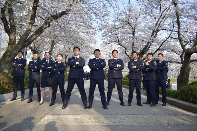 원광대학교 128학군단 후보생들이 지난해 봄, 벚꽃이 만발한 교내 수덕호 옆길에서 당당한 포즈로 단체사진을 찍고 있다.  원광대 학군단 제공